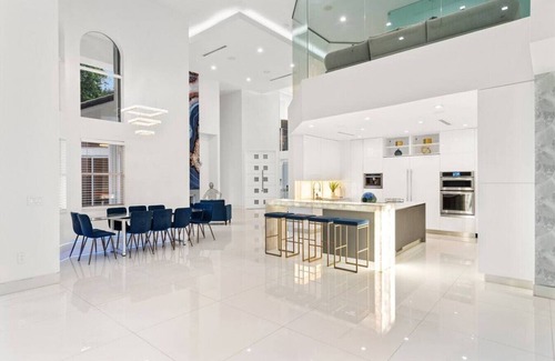 Davie Villa | 7 Bedroom Villa with Basketball Court / Lake, MORE