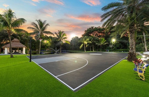 Davie Villa | 7 Bedroom Villa with Basketball Court / Lake, MORE