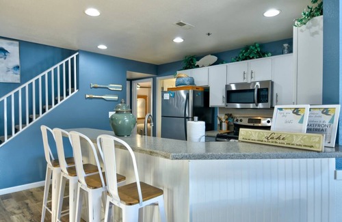 Kaiser Condominio | 7 Bedrooms! 3 pools & Stunning Lakeside Views!