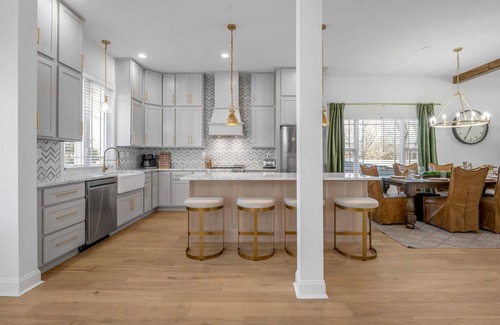 Lexington Casa | 7 Bedrooms | 6.5 Bathrooms | Hot Tub | 10 Beds