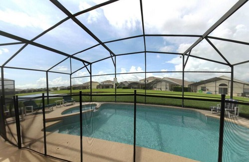 Cumbrian Lakes Villa | 7 CAMAS / 7 baños, piscina orientada al sur con vista al agua, todos los muebles nuevos, 10 MIN DE DISNEY