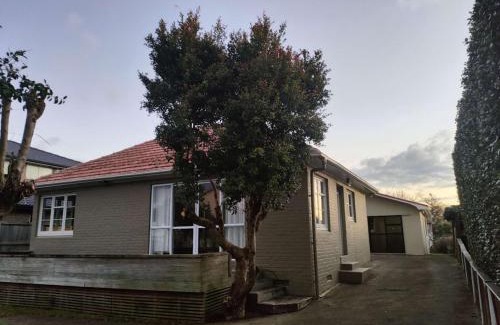 Mount Albert Casa | 7 Beds including 4 Double Beds, 1 Single Bed, 2 Double Sofa Beds Serviced House A