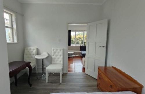 Mount Albert Casa | 7 Beds including 4 Double Beds, 1 Single Bed, 2 Double Sofa Beds Serviced House A
