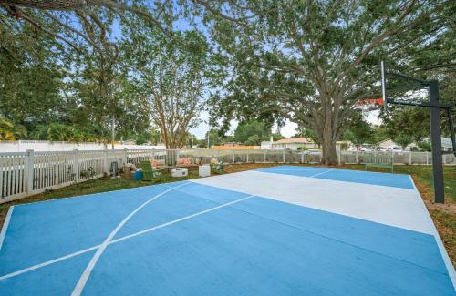 Seminole Casa | 7 Br Sleeps 22 Sport Court Heated Pool Putt Putt