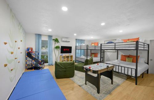 Seminole Casa | 7 Br Sleeps 22 Sport Court Heated Pool Putt Putt