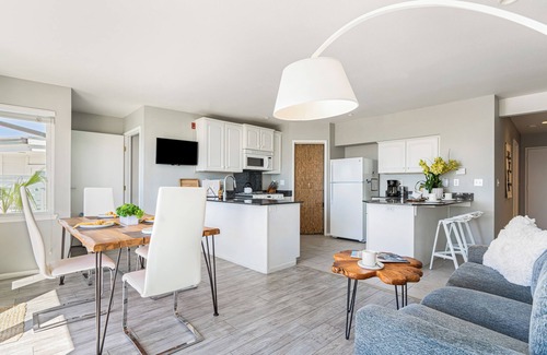Cayucos Casa | 7 Bungalows | Steps to Pier + Beach | Ocean Views, Outdoor Bar, Firepit, Lounge