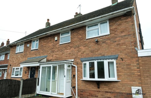 Walsall Casa | 7 Guests - 3 Bedrooms - Parking - Pet Friendly