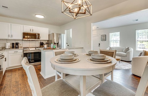 Atlanta Casa | 7 Mi to Dtwn ATL: Upscale Family Home w/ Balcony