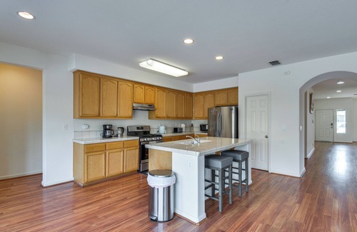 Merced Casa | 7 Mi to Lake Yosemite: Family Home w/ Fenced Yard