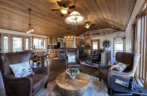 Bolivar Casa | 7 Min. to Downtown Bolivar- River Frontage-Remote & Relaxing, Kayaks & Hot Tub
