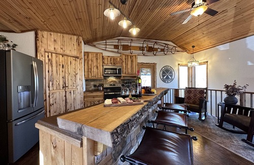 Bolivar Casa | 7 Min. to Downtown Bolivar- River Frontage-Remote & Relaxing, Kayaks & Hot Tub
