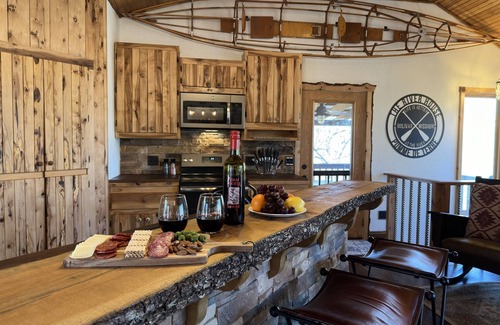 Bolivar Casa | 7 Min. to Downtown Bolivar- River Frontage-Remote & Relaxing, Kayaks & Hot Tub