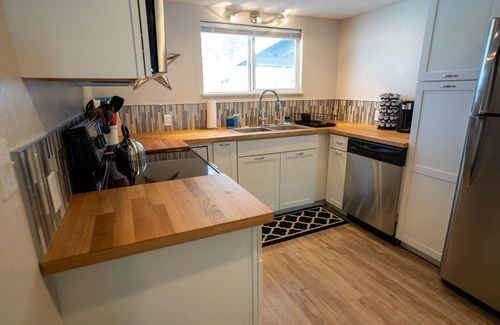 Coram Casa | 7 Mins to Glacier National Park Cottage Farm Stay With Hot Tub