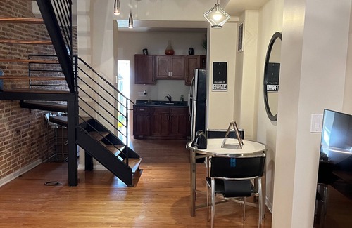 Downtown Baltimore Casa | 7 minutes from Baltimore Inner Harbor! Cozy & Chic Rowhome with a Fireplace!