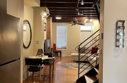 Downtown Baltimore Casa | 7 minutes from Baltimore Inner Harbor! Cozy & Chic Rowhome with a Fireplace!