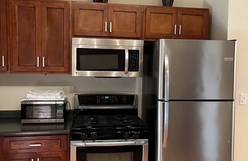 Downtown Baltimore Casa | 7 minutes from Baltimore Inner Harbor! Cozy & Chic Rowhome with a Fireplace!