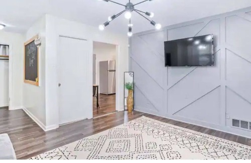 Forest Park Casa | 7 minutes to airport| Vibrant Modern Farmhouse| sleeps 5