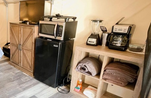 Prairie Lea Casa | # 7 Son's Blue River Camp - Glamping Cabin w/ 1 Queen, 1 Twi