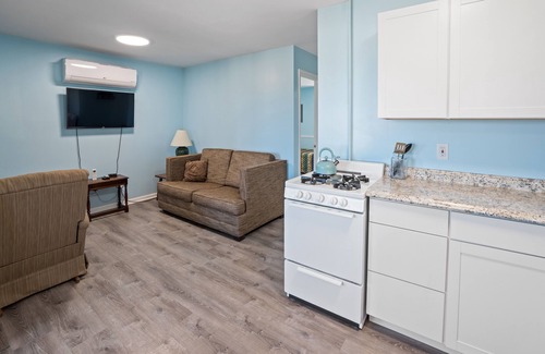 Oscoda Complejo | #7 Thomas' Parkside Cottages, 2BR Beachfront on Lake Huron, downtown location