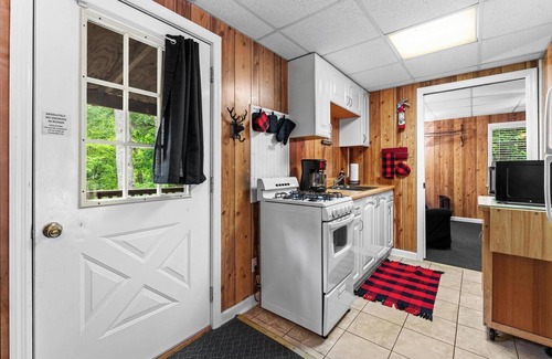 Wiley Apartamento | #7 Waterfront Balcony/One Bedroom Kitchenette- No Pets-39 Mi Helen GA-