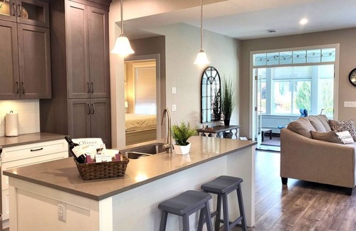 Okanagan-Similkameen Casa | #70 - Escape to Sandy Cove Cottage, a beautifully appointed getaway steps from the beach and pools