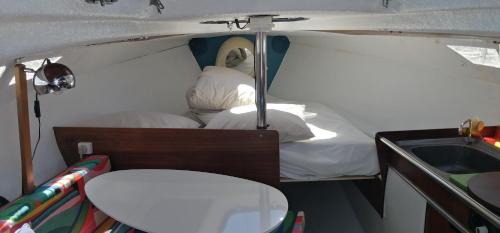Parque das Nacoes Alquiler De Eote | 70's Tiny Boat