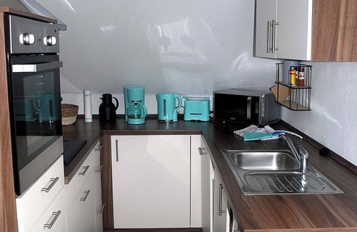 Dannewerk Apartamento | 70 sqm for up to 4 people in Dannewerk Schleswig-Holstein. Car parking space and storage room for e-bikes, washing machine, full bathroom with bathtub, high chair and travel cot are available Bedding for the travel cot please bring your own...