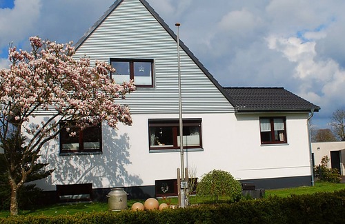 Dannewerk Apartamento | 70 sqm for up to 4 people in Dannewerk Schleswig-Holstein. Car parking space and storage room for e-bikes, washing machine, full bathroom with bathtub, high chair and travel cot are available Bedding for the travel cot please bring your own...