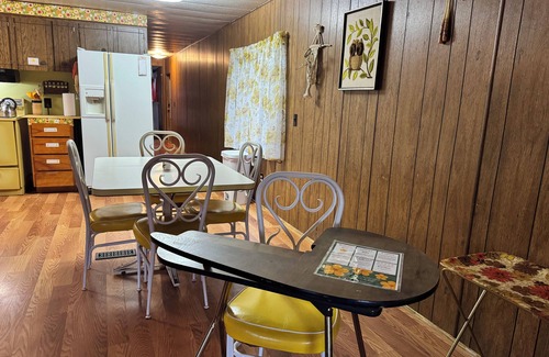 Roseburg Casa | 70s Retro Lounge