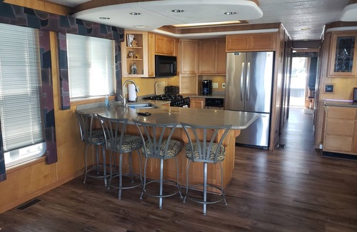 Bethel Island Alquiler De Eote | Casa flotante de lujo de 72 pies "Big Dog"