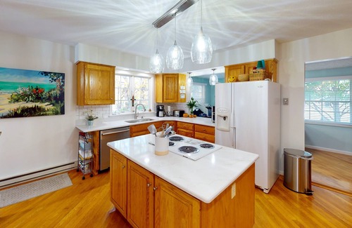 Lakeside Cabaña | 720 Jamine Ave. Spacious Cottage in Quiet Area Near the Pool and Pickleball!