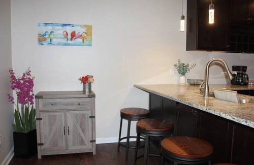 Kalamazoo Apartamento | 729 Keenway B · water view apartment in Kalamazoo