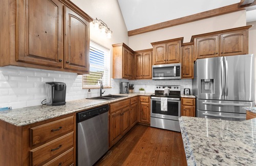 Hollister Cabina | 7BR/6BA, Hot Tub, Shuffleboard & Foosball, 2 Pools, Table Rock & Thunder Ridge