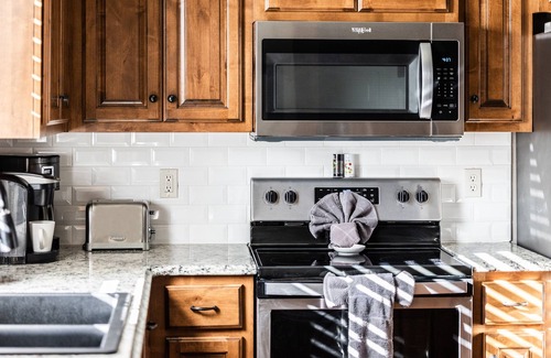 Hollister Cabina | 7BR/6BA, Hot Tub, Shuffleboard & Foosball, 2 Pools, Table Rock & Thunder Ridge