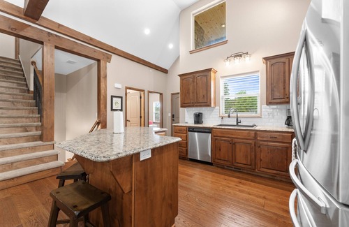 Hollister Cabina | 7BR/6BA, Hot Tub, Shuffleboard & Foosball, 2 Pools, Table Rock & Thunder Ridge