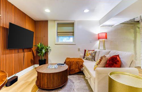 Landover Hills Apartamento | 7even Clouds Éclair- Cozy basement nest near NE DC