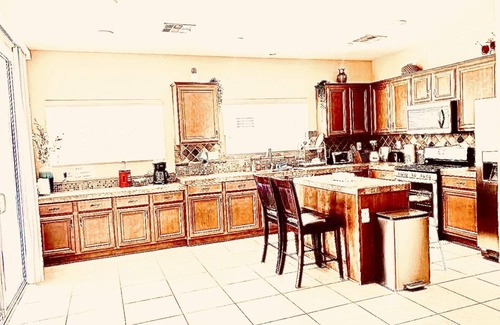 Enterprise Casa | 8-12 minutes to Airport &strip. Have RV parking .