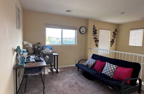 Enterprise Casa | 8-12 minutes to Airport &strip. Have RV parking .
