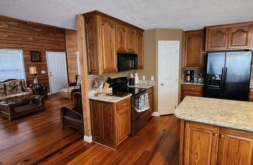 Guntersville Casa | 8. beautiful secluded creek front lodge.sleeps 19