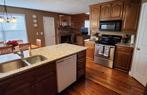Guntersville Casa | 8. beautiful secluded creek front lodge.sleeps 19