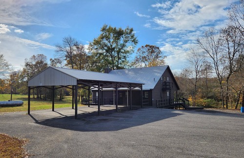 Guntersville Casa | 8. beautiful secluded creek front lodge.sleeps 19