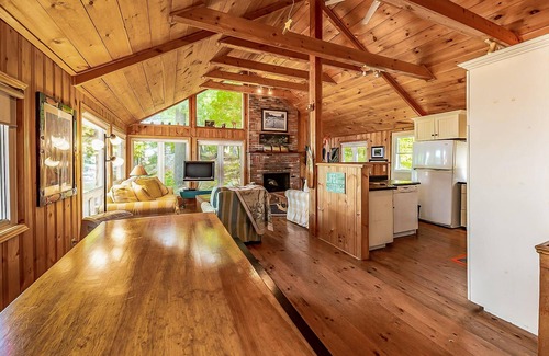 Muskoka Lakes Cabaña | 8 bedroom 4 bath Island getaway on Lake Rosseau!