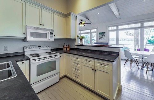 Muskoka Lakes Cabaña | 8 bedroom 4 bath Island getaway on Lake Rosseau!