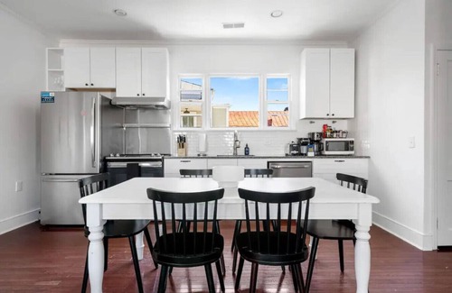 Cannonborough Elliotborough Casa | 8 Bedroom - Close to King Street - with Parking!