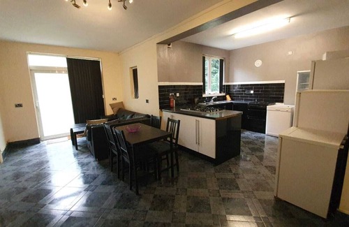 Halesowen Casa | 8 Bedroom Large House