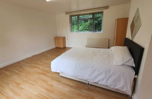 Halesowen Casa | 8 Bedroom Large House