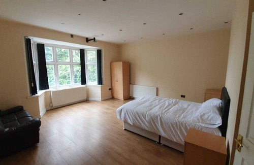 Halesowen Casa | 8 Bedroom Large House