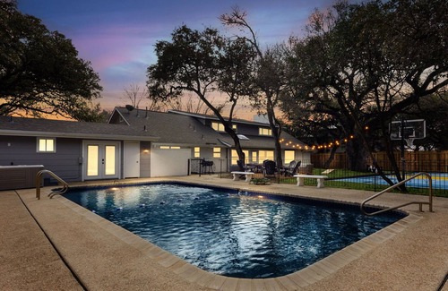 North San Antonio - SAT Casa | 8 Bedroom~Pickleball~Heated Pool~Sleeps 22~.5 acre~ Hot Tub~Game Room Mini Golf