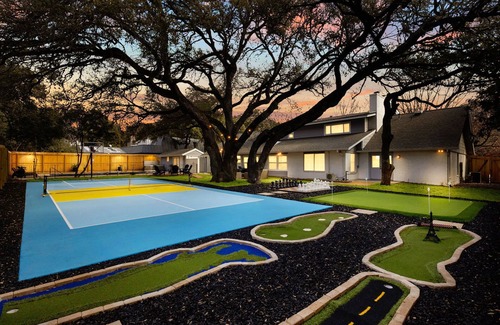 North San Antonio - SAT Casa | 8 Bedroom~Pickleball~Heated Pool~Sleeps 22~.5 acre~ Hot Tub~Game Room Mini Golf
