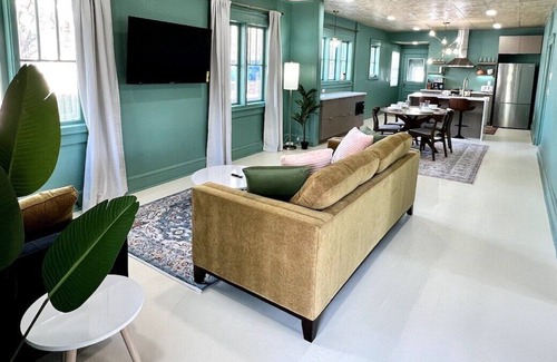 Smith's Memento Casa | 8 beds! Steps to Ocean Center | Cowboy Pool | Beach